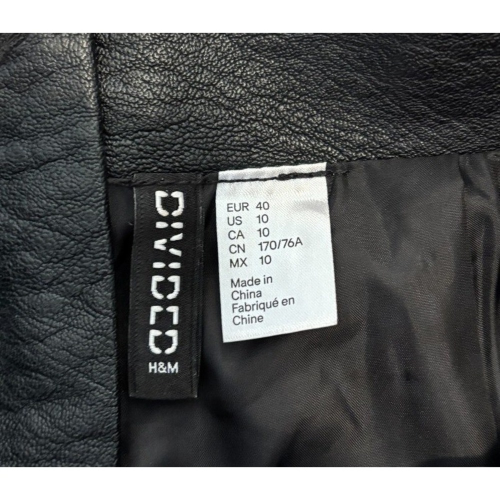H&M Divided Black Faux Leather Mini Skirt Size 10 Textured Paneled Zip Back - Picture 2 of 8